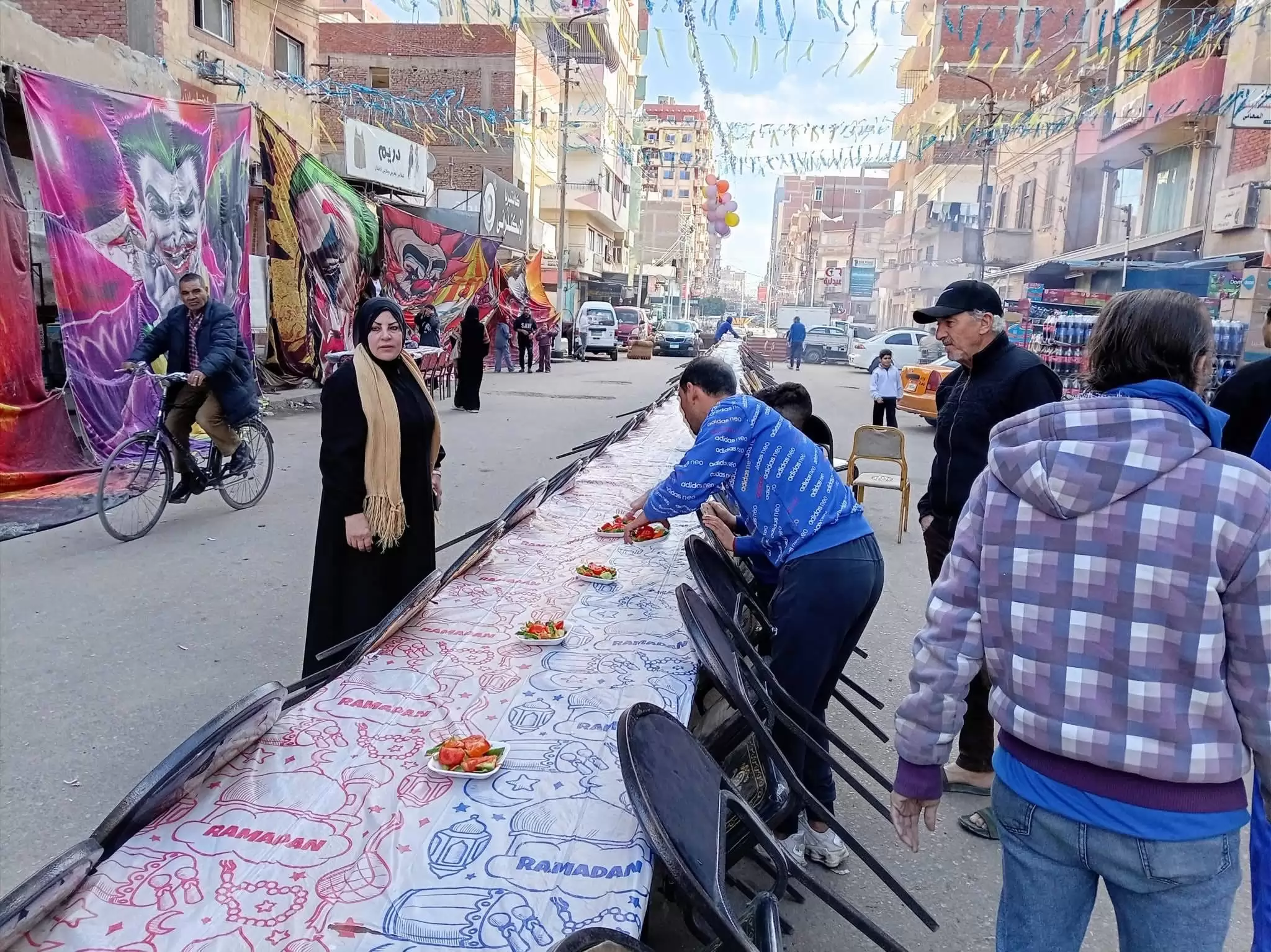 موائد الإفطار الجماعي تغزو شوارع الإسماعيلية في رمضان..صور