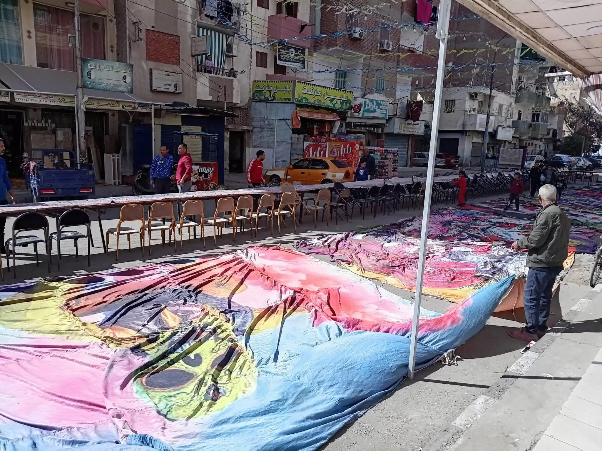 موائد الإفطار الجماعي تغزو شوارع الإسماعيلية في رمضان..صور