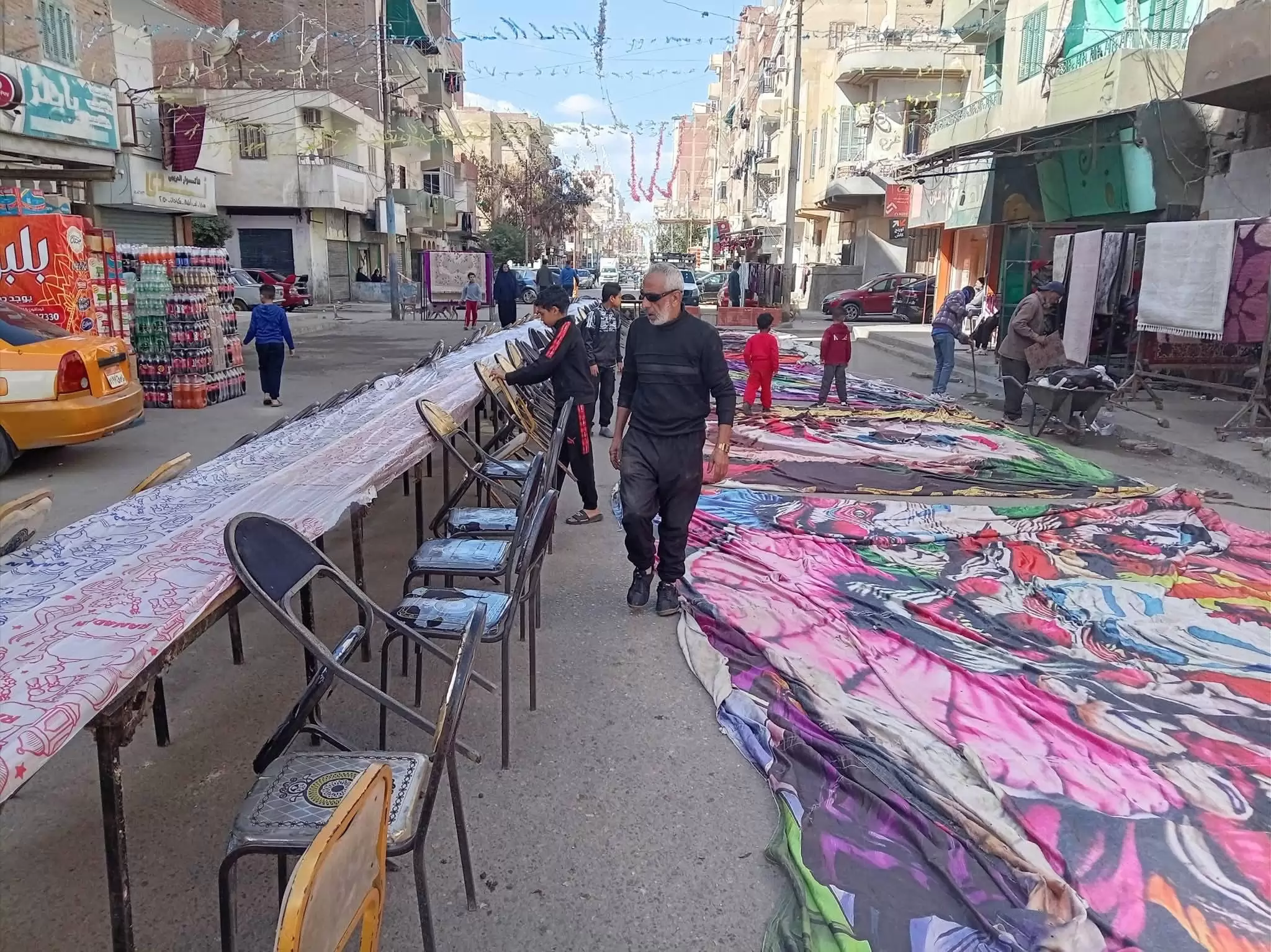 موائد الإفطار الجماعي تغزو شوارع الإسماعيلية في رمضان..صور