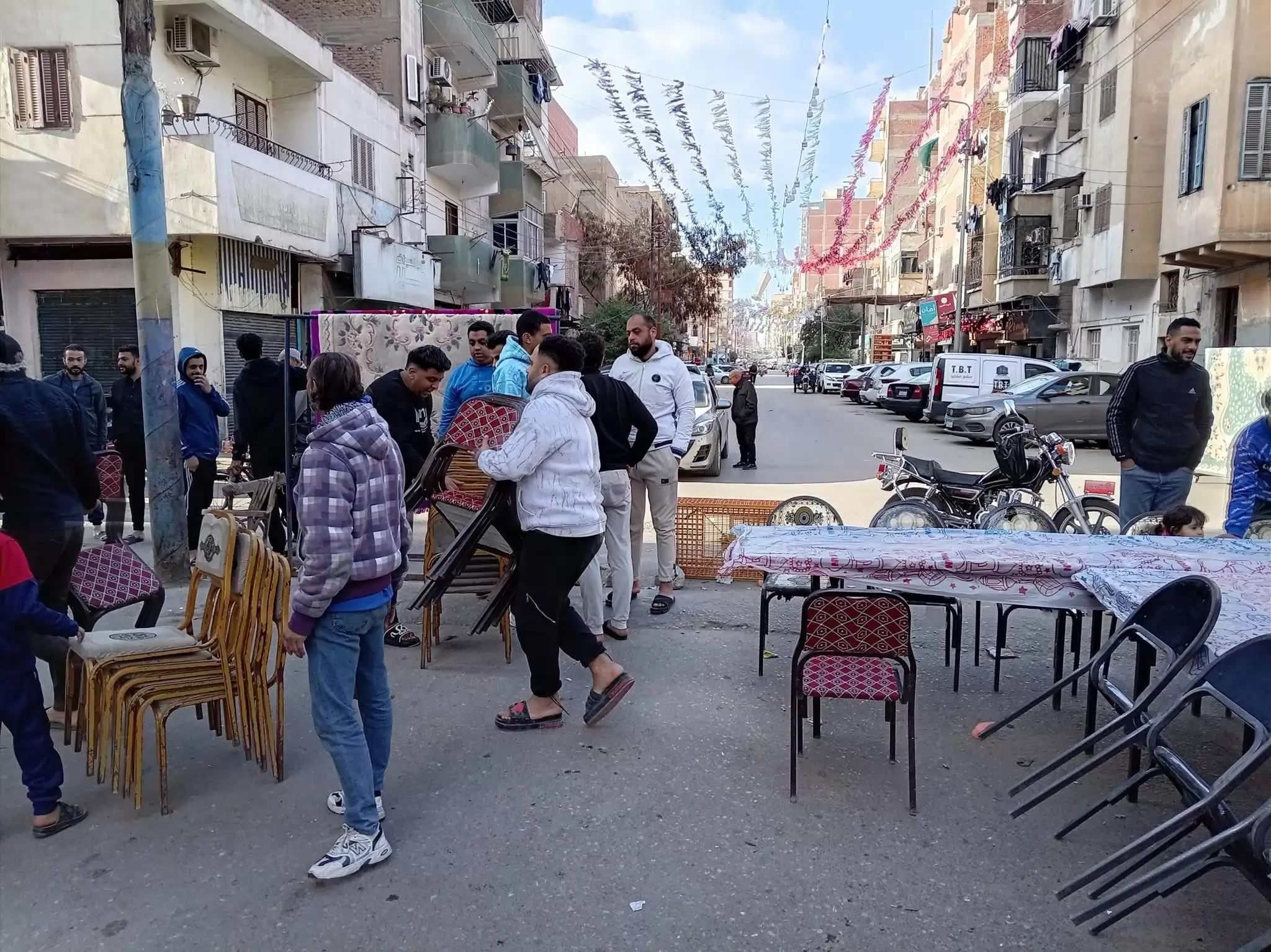 موائد الإفطار الجماعي تغزو شوارع الإسماعيلية في رمضان..صور