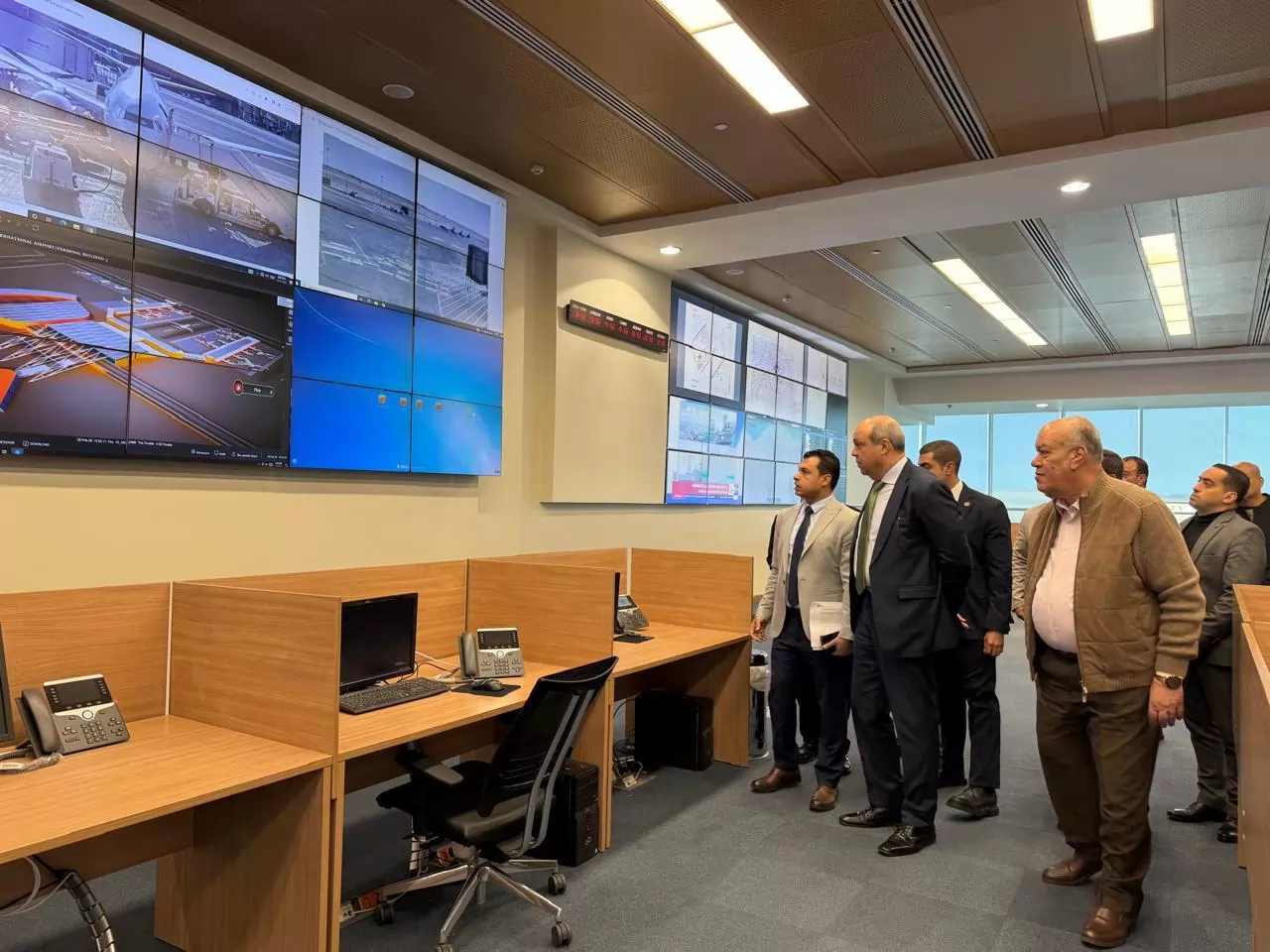  وزير الطيران يتابع من غرفة العمليات سير الحركة الجوية