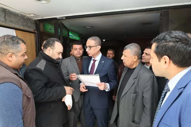 المحافظ يتفقد مقر هيئة النظافة والتجميل بالجيزة 