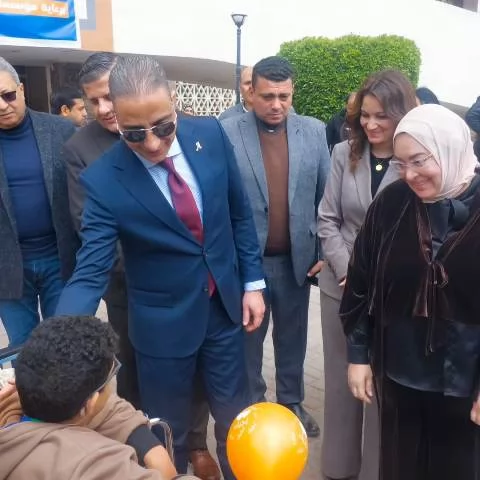 محافظ الجيزة يسلّم ٢٧ كرسيًا متحركًا وأجهزة تعويضية لذوي الهمم