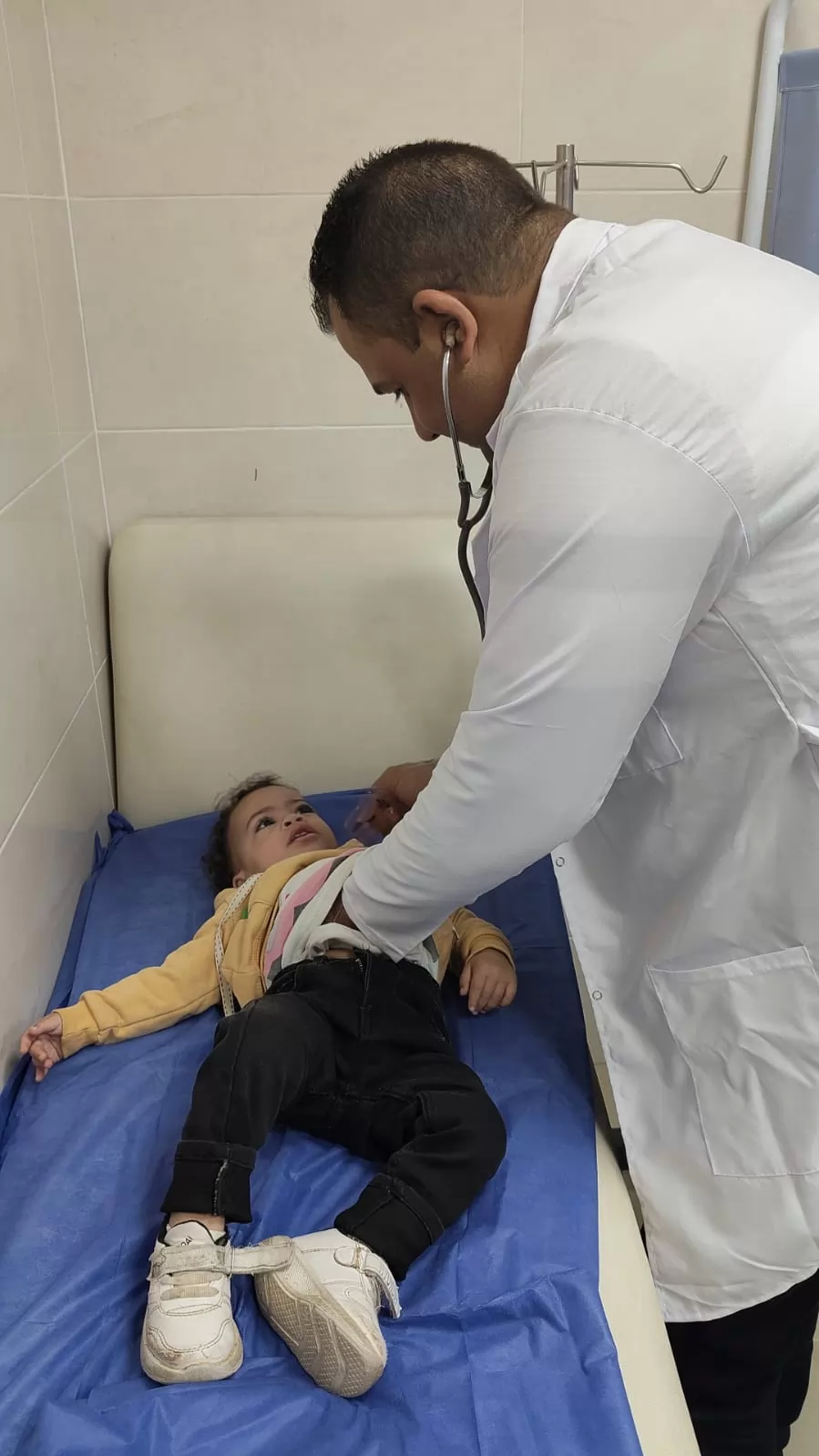 الكشف وعلاج  663 مواطنا بقافلة طبية بقرية المحروسة بقنا  