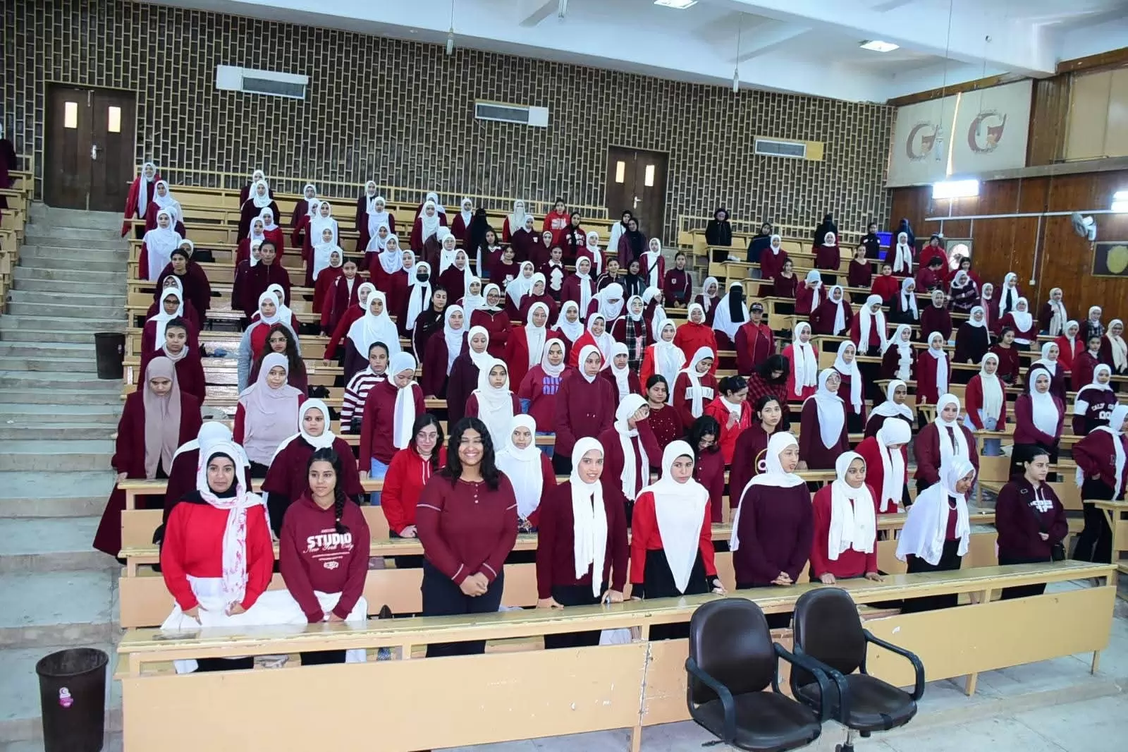 المستشار العسكري ورئيس جامعة سوهاج يتفقدان دورات التربية الوطنية