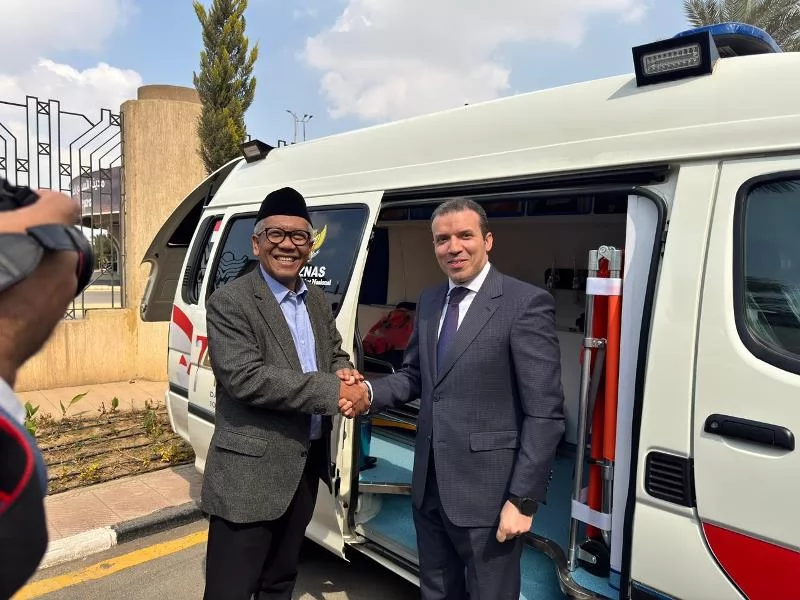 إندونيسيا تقدم ٥ سيارات إسعاف لدعم الفلسطينيين في غزة