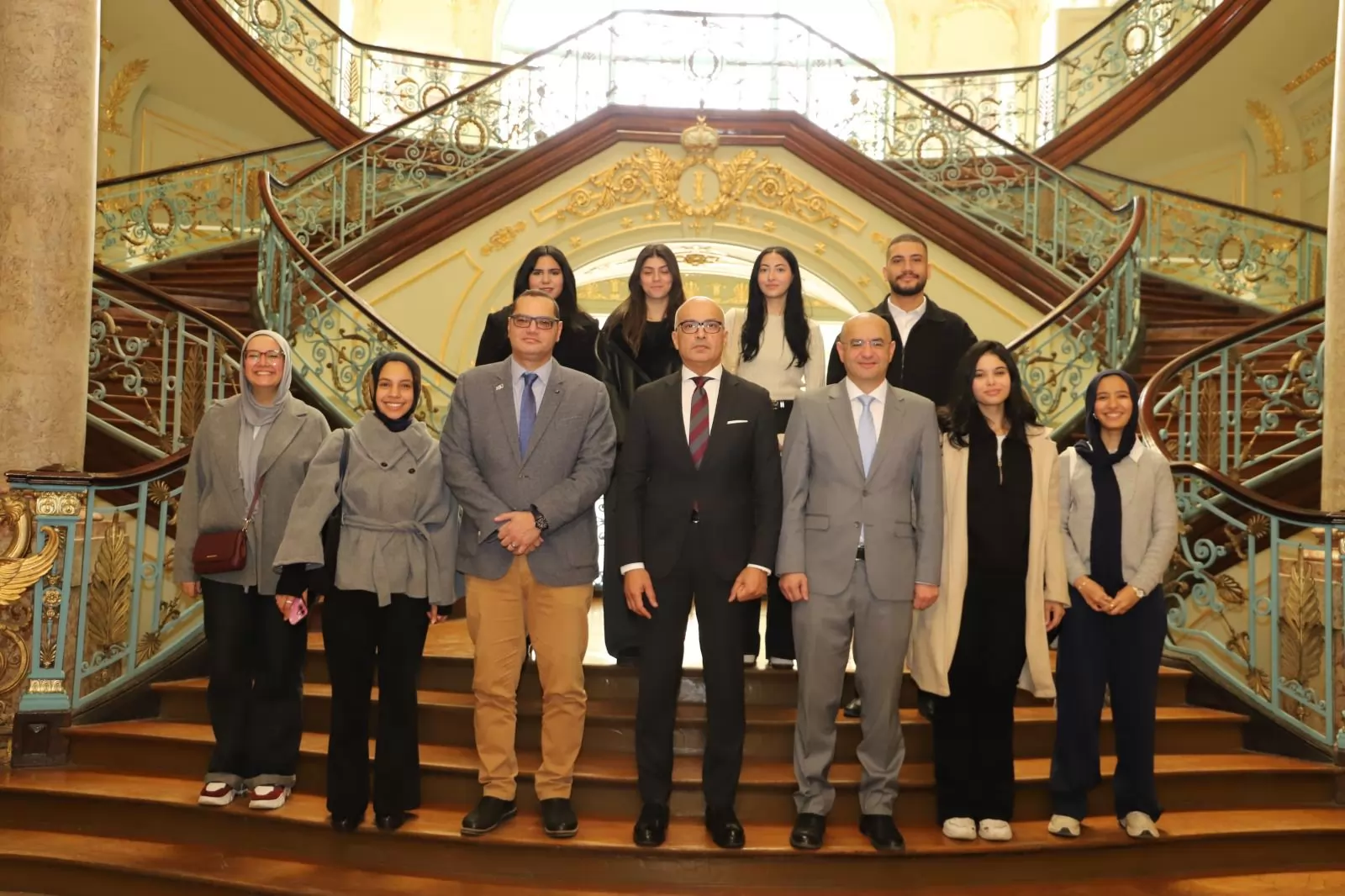 رئيس جامعة عين شمس يُكرم فريق كلية الحقوق الفائز بمسابقة