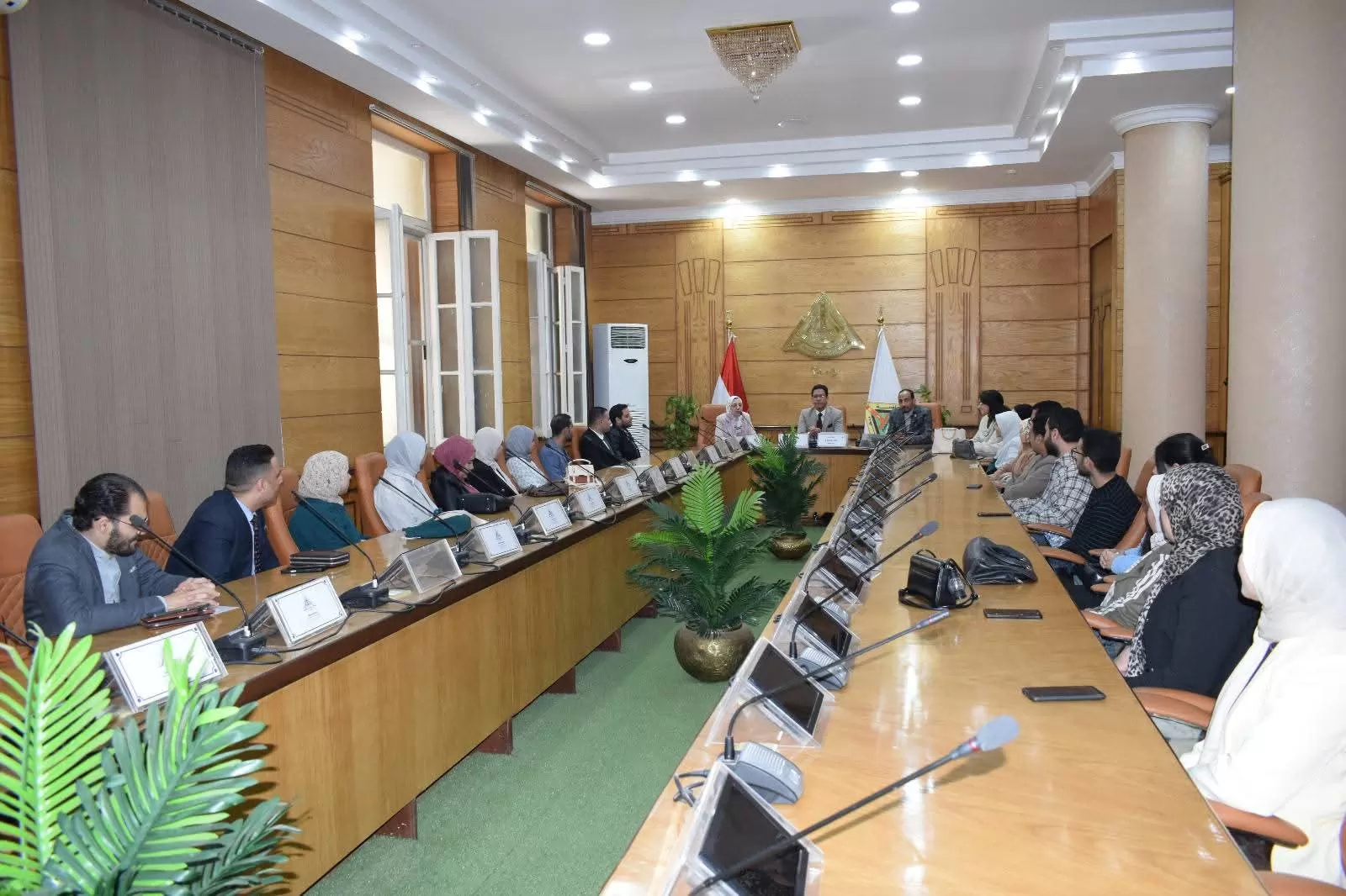 رئيس جامعة بنها يكرم خريجي برنامج التدريب الصيفي للسلامة والأمان