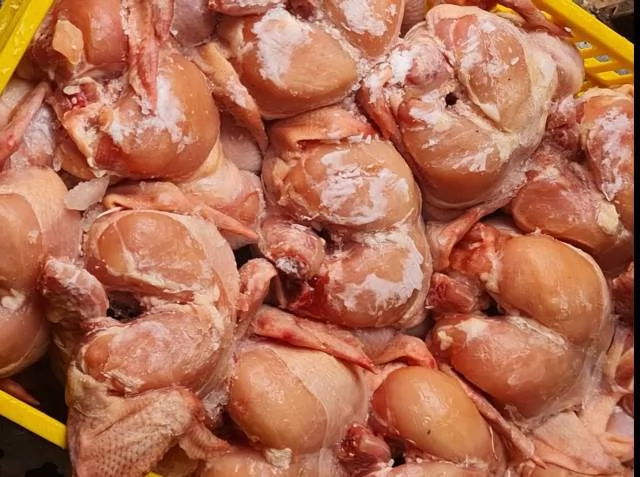 رئيس جهاز مدينة الشروق يضبط نصف طن دواجن من إحدى المطاعم الشهيرة.