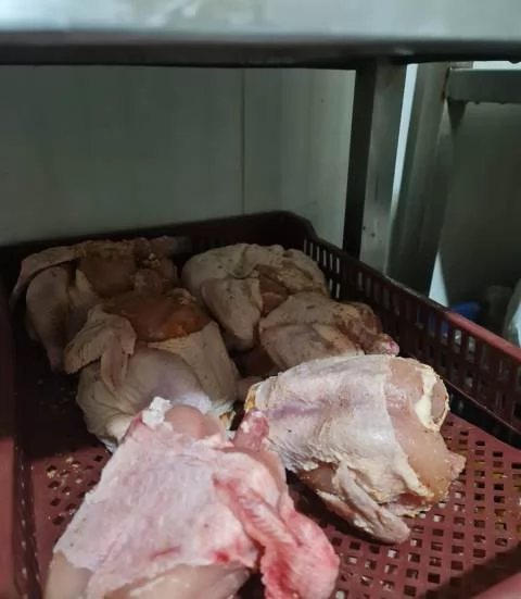 رئيس جهاز مدينة الشروق يضبط نصف طن دواجن من إحدى المطاعم الشهيرة.