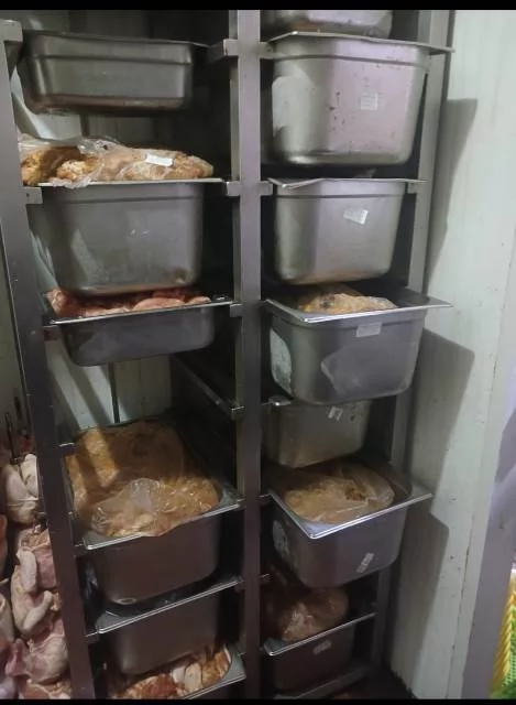 رئيس جهاز مدينة الشروق يضبط نصف طن دواجن من إحدى المطاعم الشهيرة.