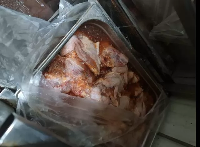 رئيس جهاز مدينة الشروق يضبط نصف طن دواجن من إحدى المطاعم الشهيرة.