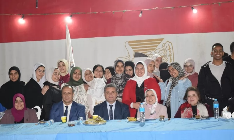 نواب رئيس جامعة بنها يشاركون الطلاب حفل الإفطار الجماعي