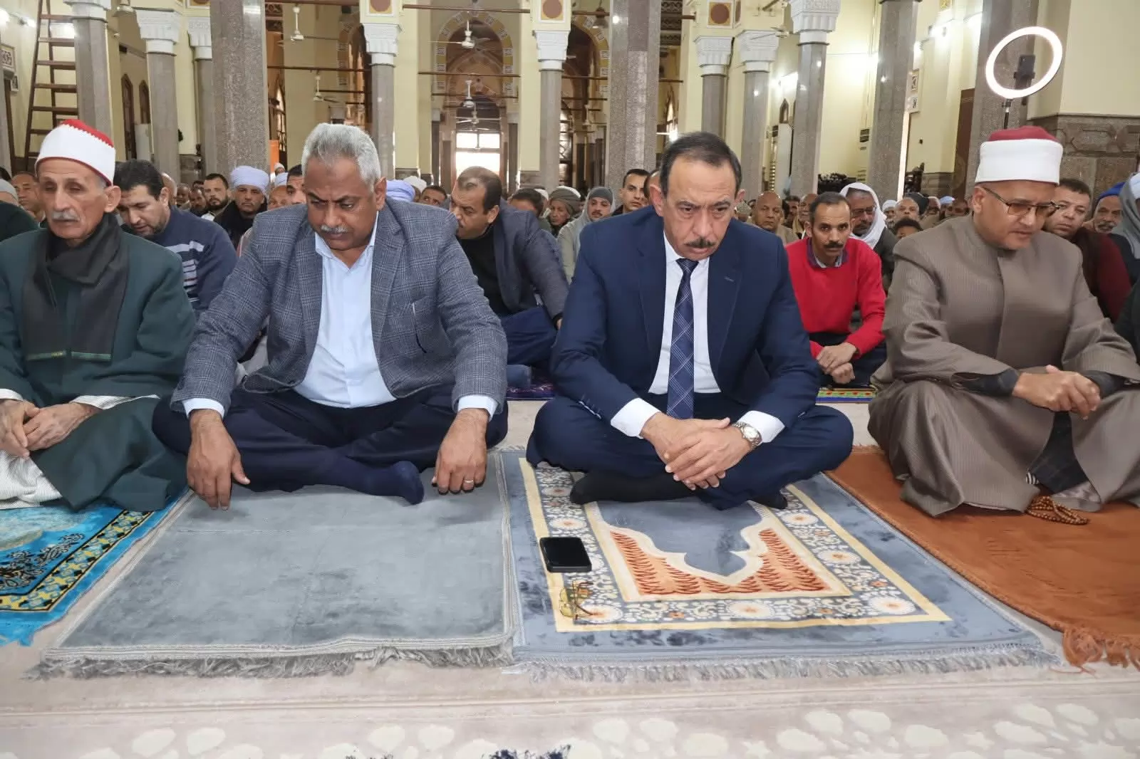 محافظ سوهاج يؤدي صلاة الجمعة بمسجد العارف بالله ويلتقي الأهالي