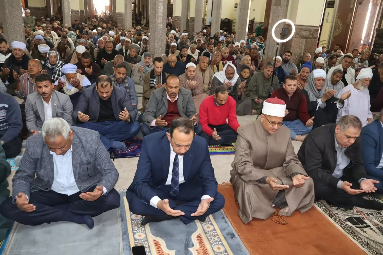 محافظ سوهاج يؤدي صلاة الجمعة بمسجد العارف بالله ويلتقي الأهالي