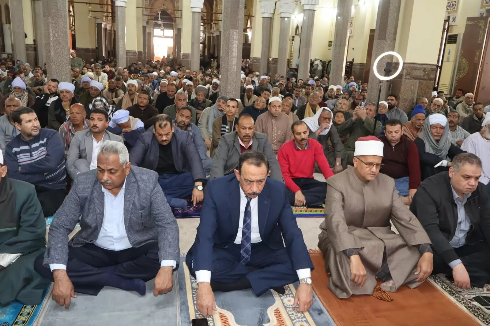 محافظ سوهاج يؤدي صلاة الجمعة بمسجد العارف بالله ويلتقي الأهالي