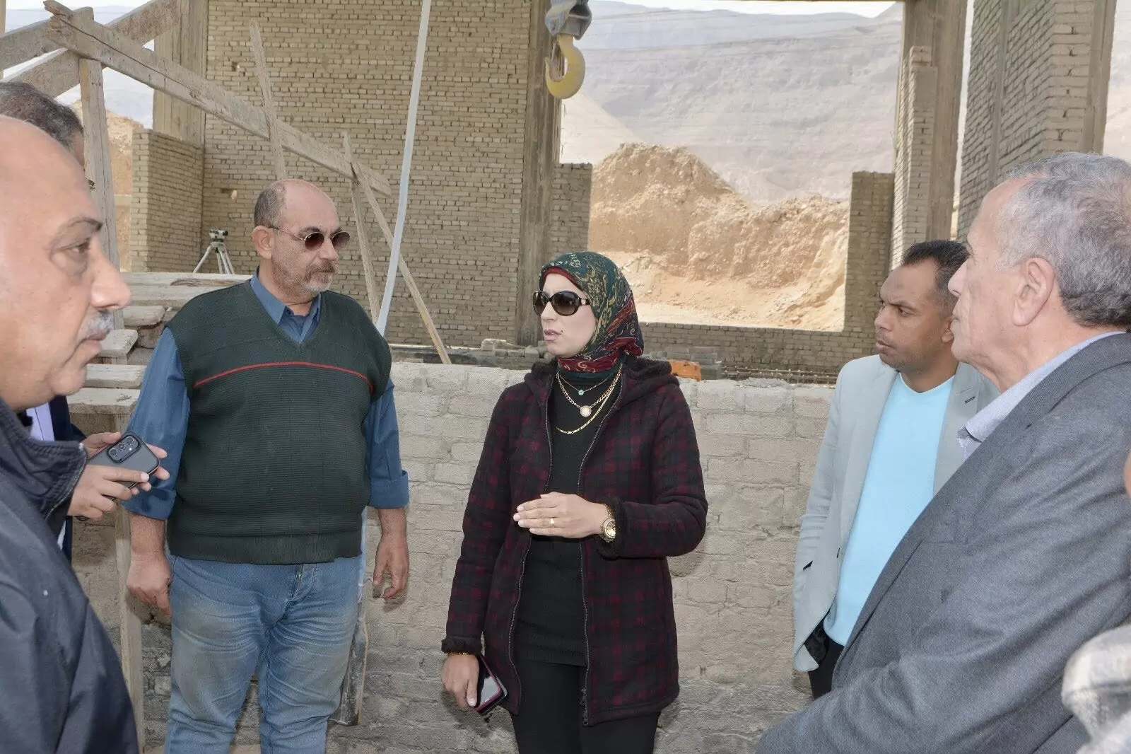 رئيس جهاز السويس الجديدة يتابع مشروع المياه المعالجة .. صور