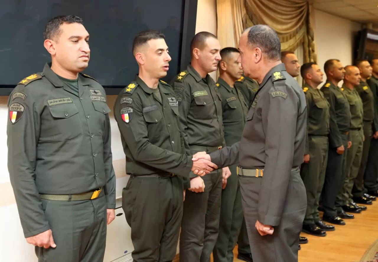 وزير الدفاع يلتقى عدداً من قادة الوحدات بالجيشين الثانى والثالث ا