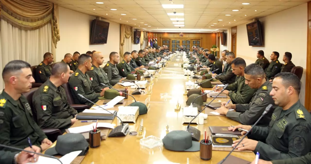 وزير الدفاع يلتقى عدداً من قادة الوحدات بالجيشين الثانى والثالث ا