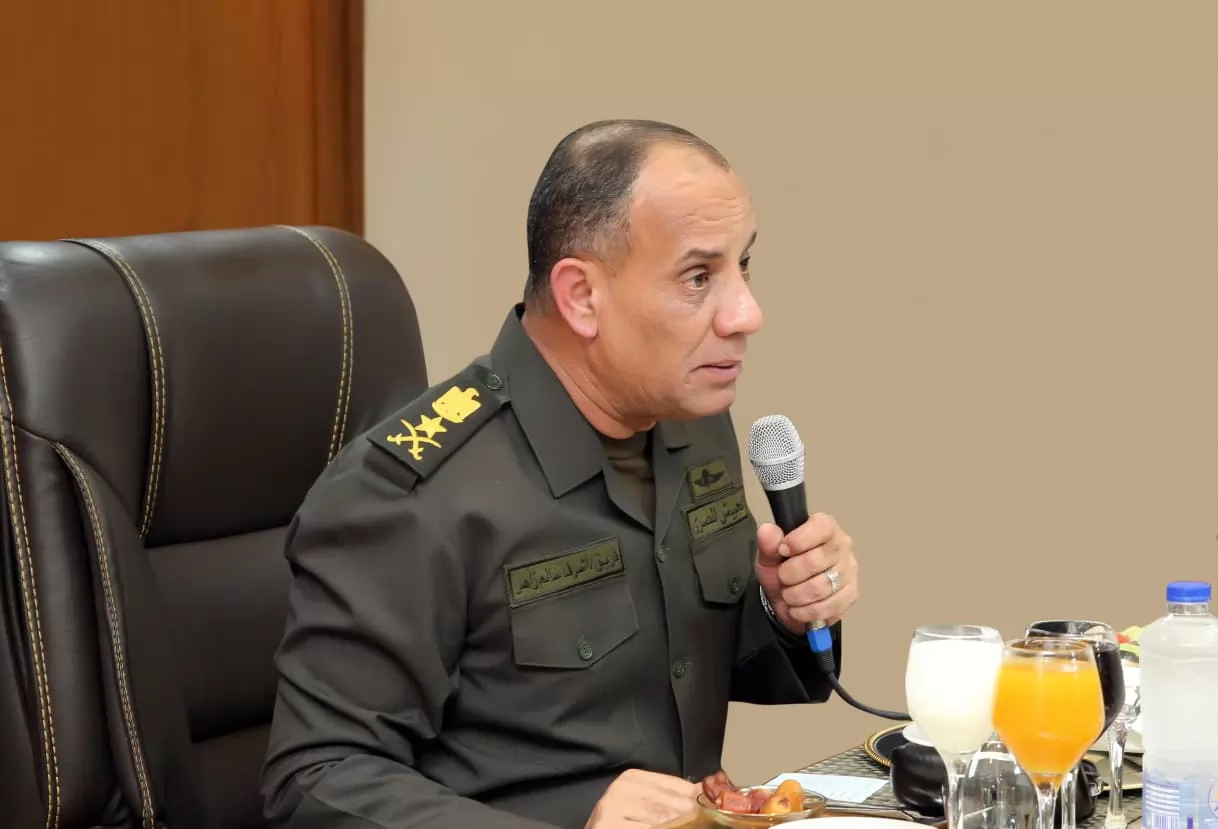 وزير الدفاع يلتقى عدداً من قادة الوحدات بالجيشين الثانى والثالث ا