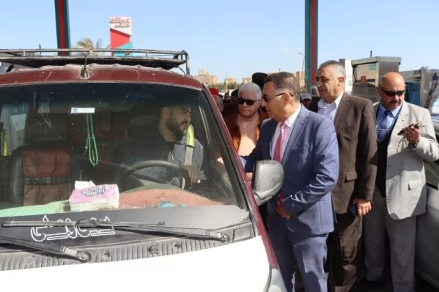 محافظ القليوبية يتابع الالتزام بتعريفة الركوب وأسعار الوقود 