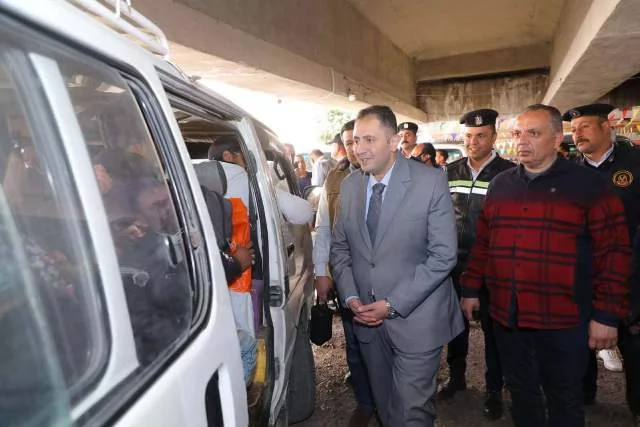 محافظ دمياط يتابع ميدانيا مواقف سيارات الأجرة 