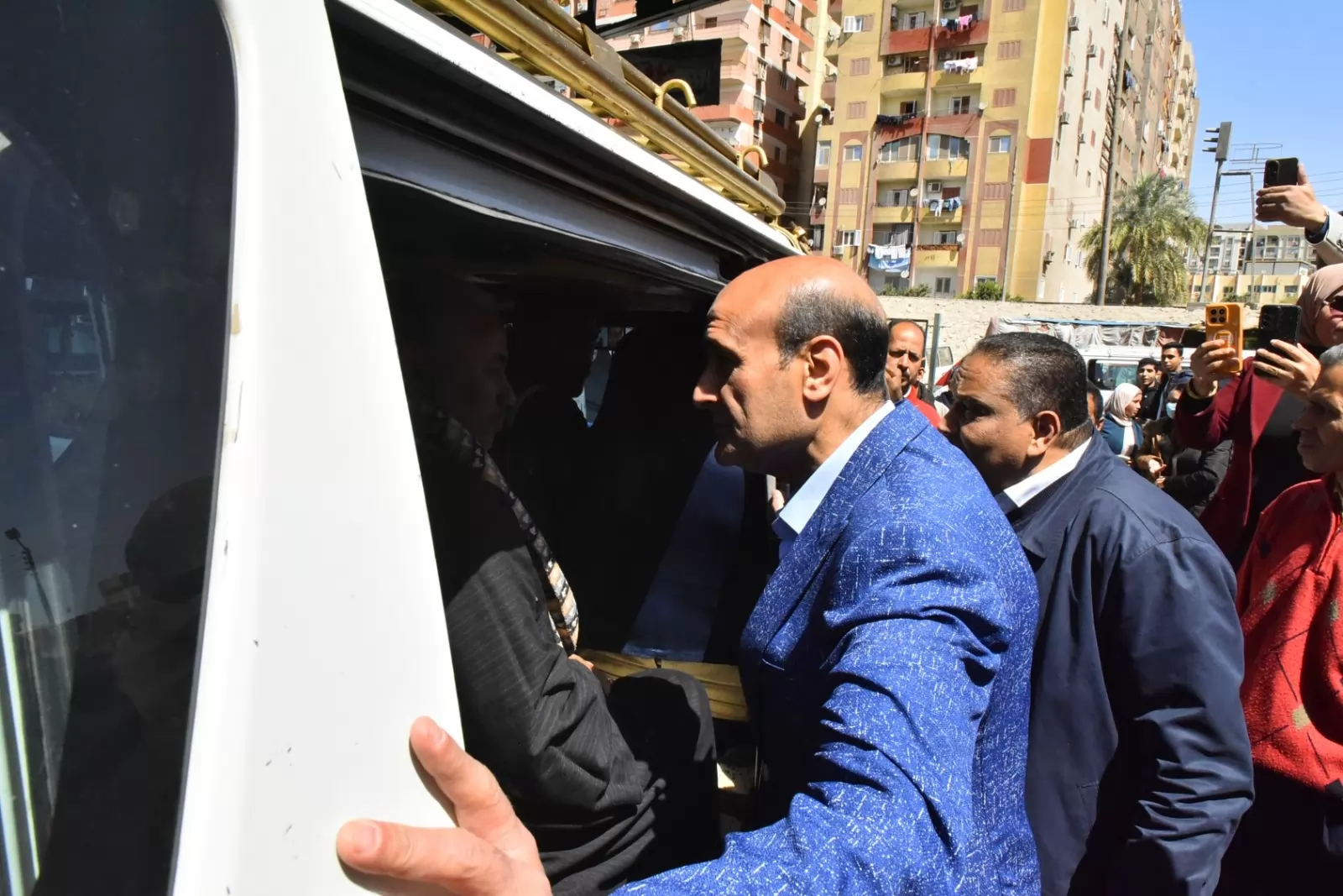 محافظ أسيوط يقود جولة ميدانية على مواقف السرفيس ومحطات الوقود 