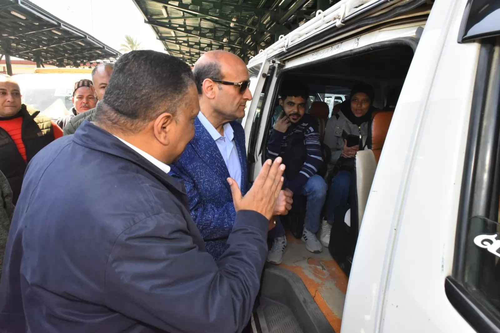 محافظ أسيوط يقود جولة ميدانية على مواقف السرفيس ومحطات الوقود 