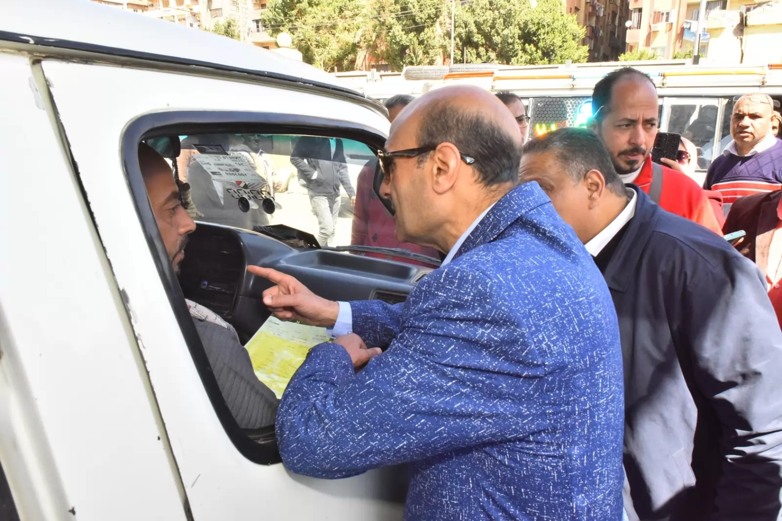 محافظ أسيوط يقود جولة ميدانية على مواقف السرفيس ومحطات الوقود 