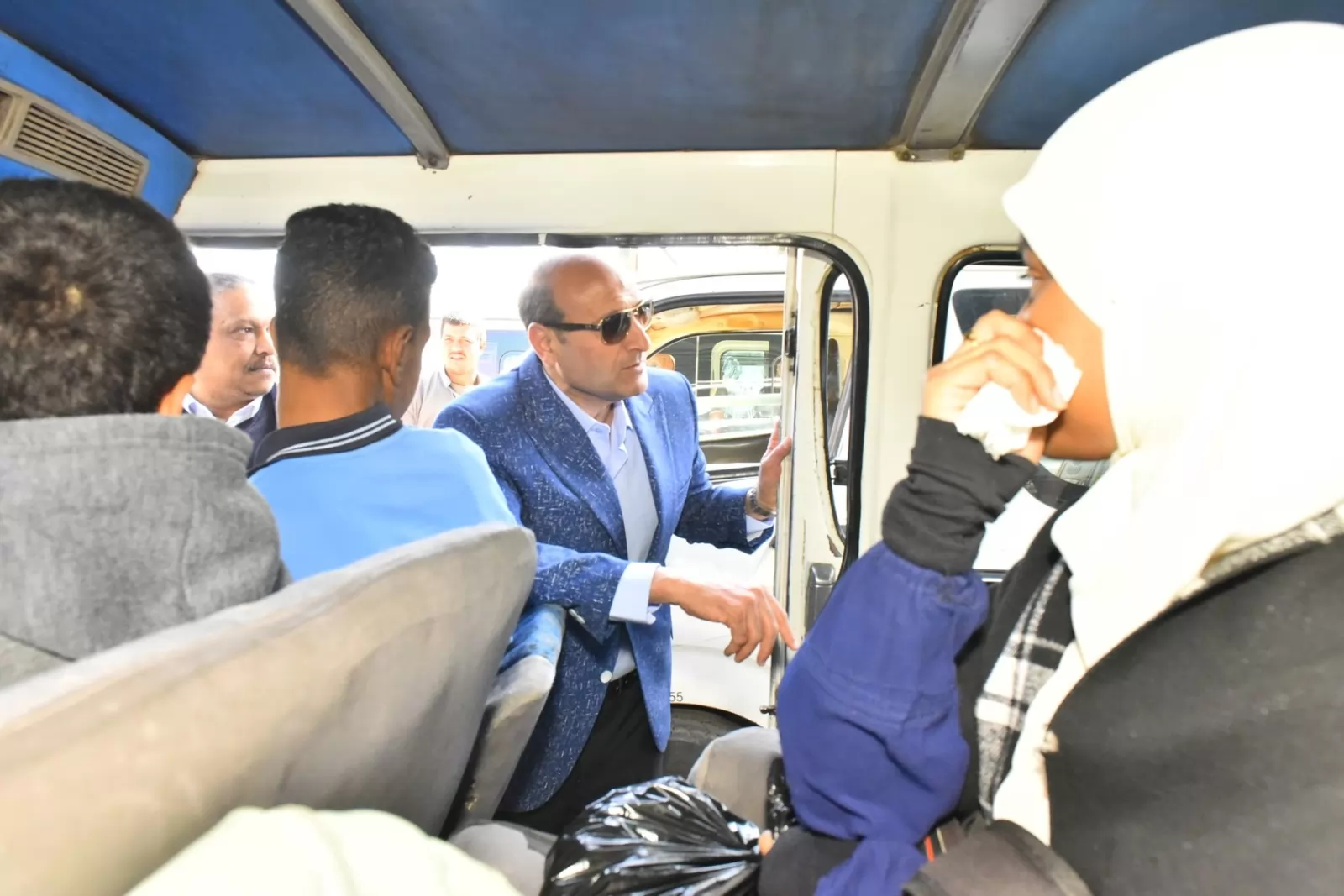 محافظ أسيوط يقود جولة ميدانية على مواقف السرفيس ومحطات الوقود 