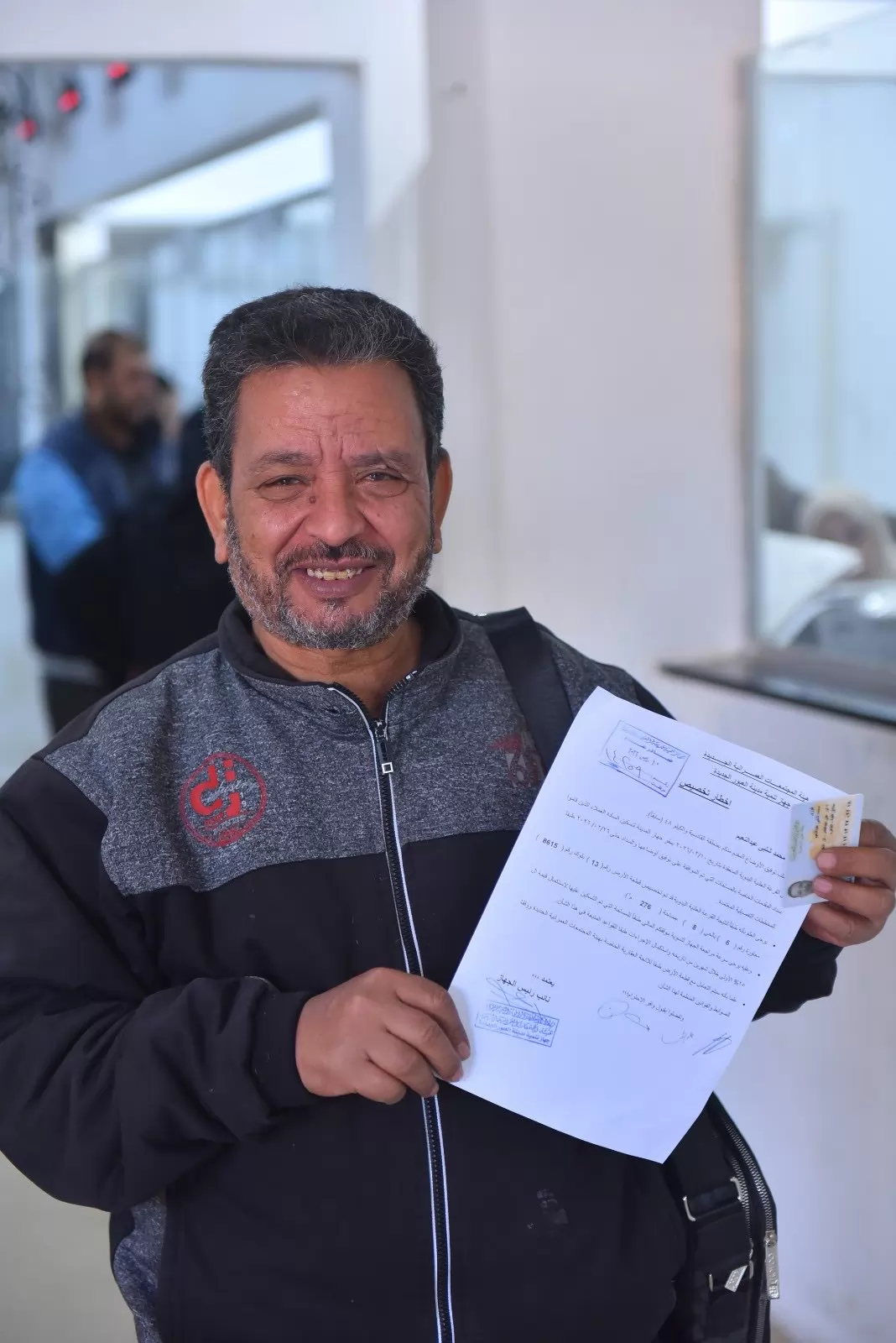 فرحة المواطنين بعد استلام أراضيهم بالعبور الجديدة