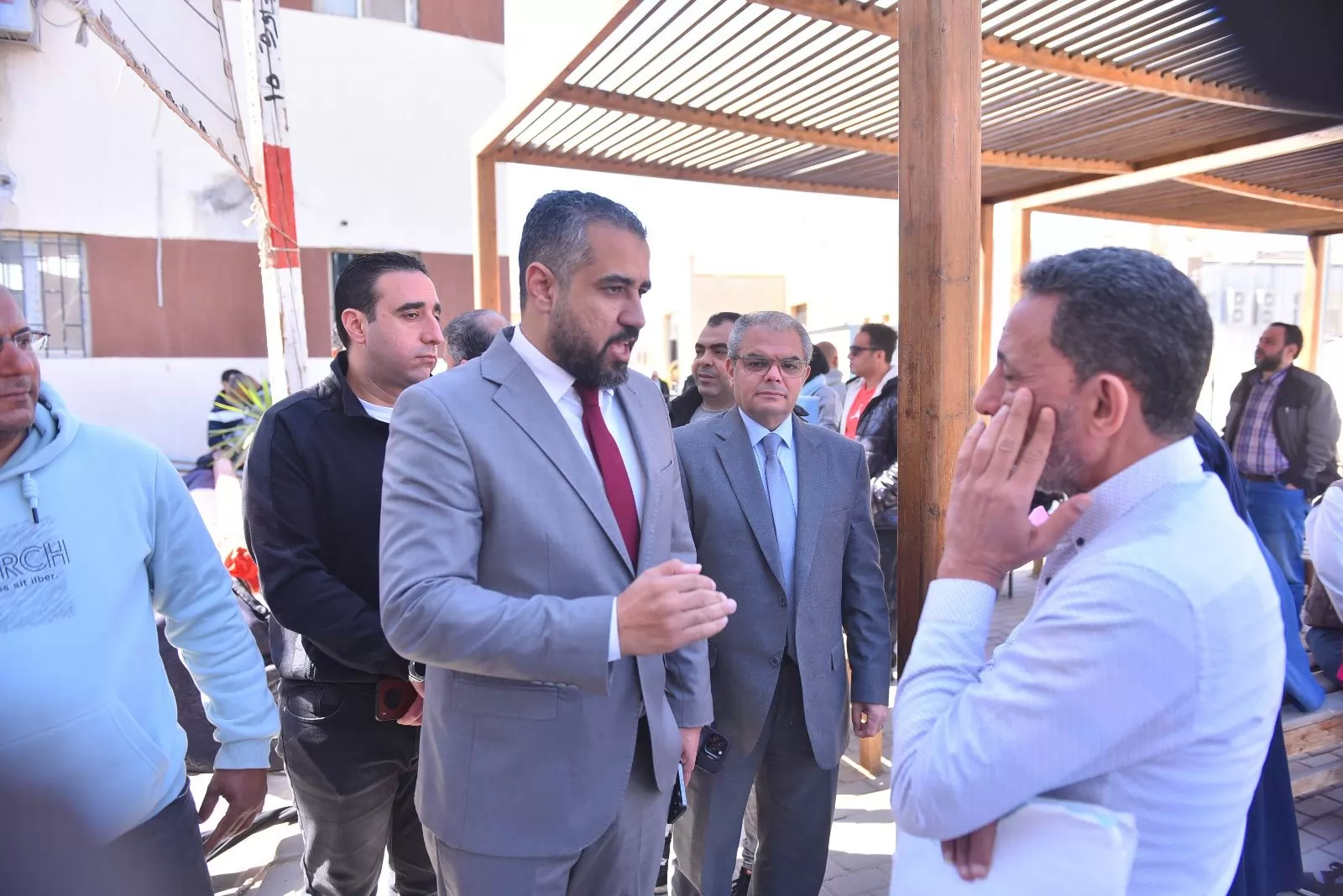 فرحة المواطنين بعد استلام أراضيهم بالعبور الجديدة