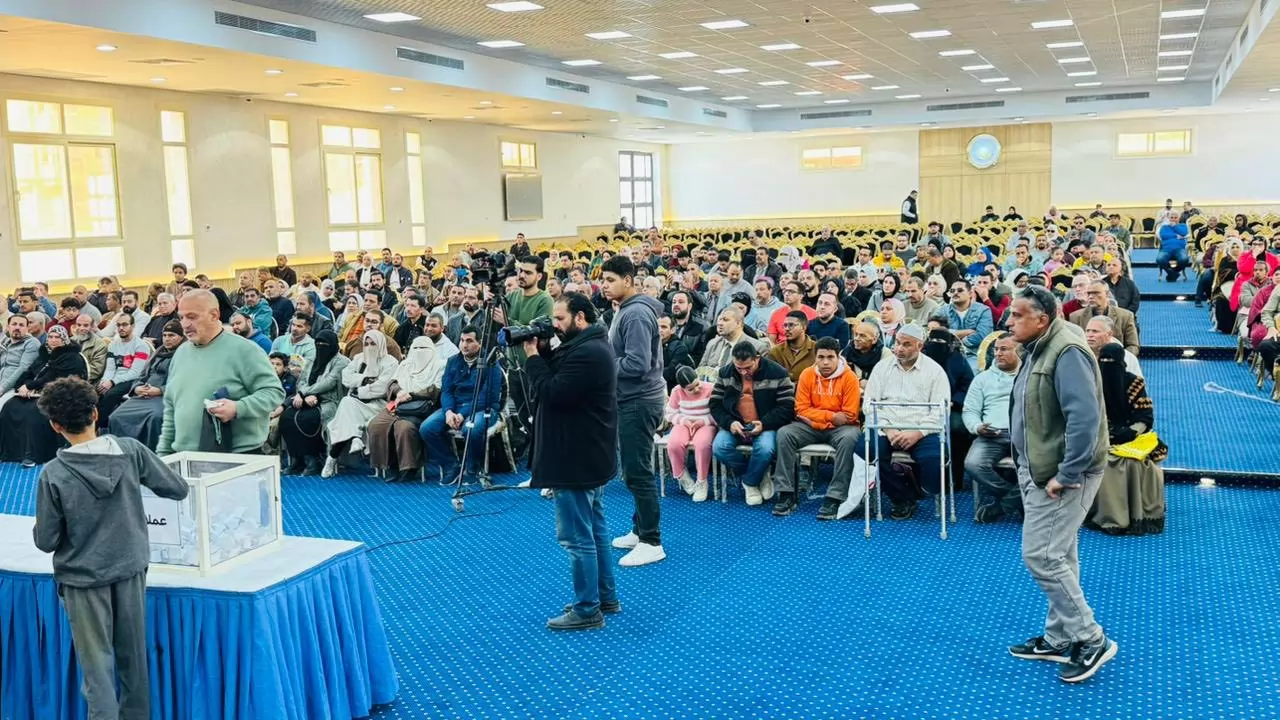 فرحة المواطنين بعد استلام أراضيهم بالعبور الجديدة