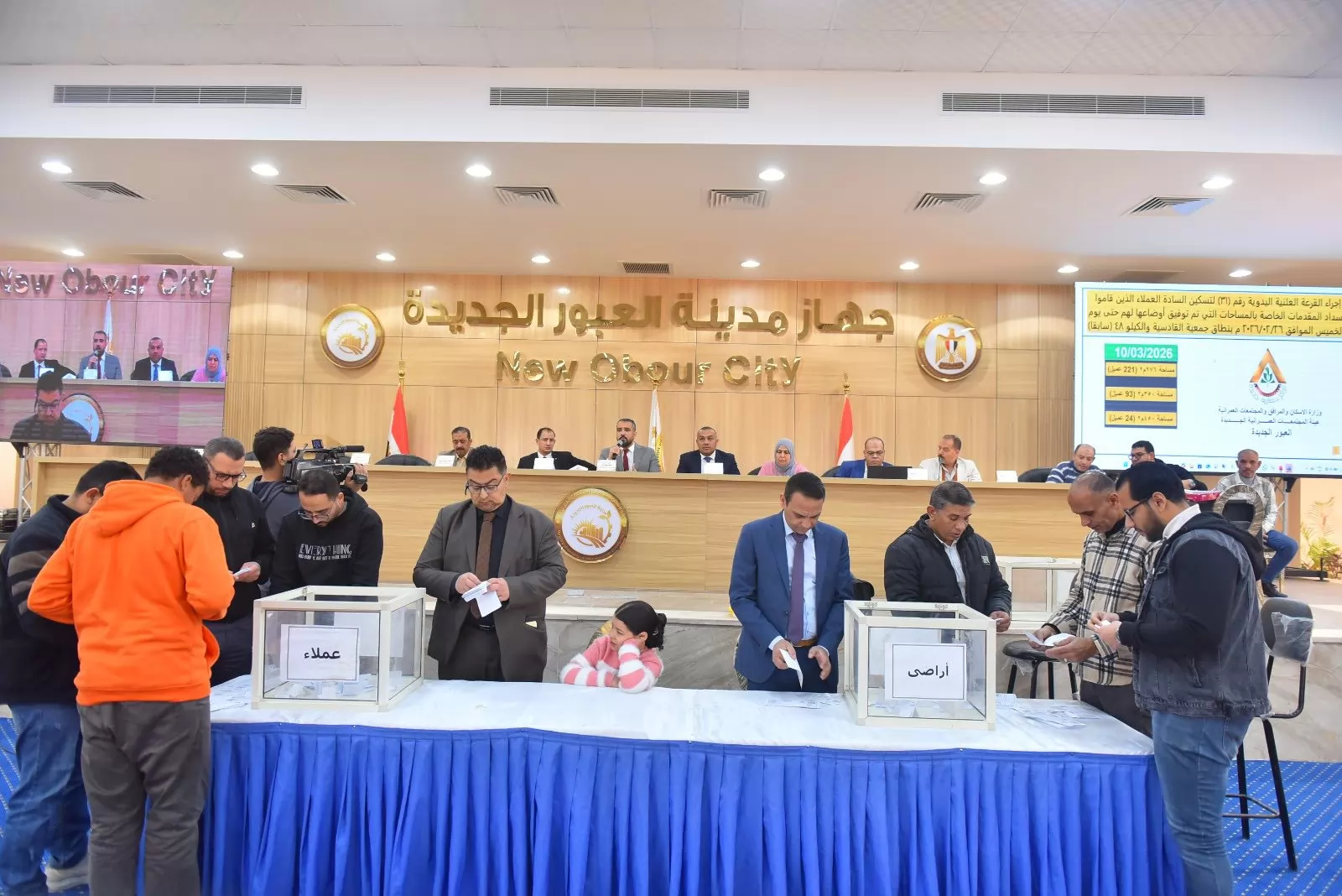 فرحة المواطنين بعد استلام أراضيهم بالعبور الجديدة