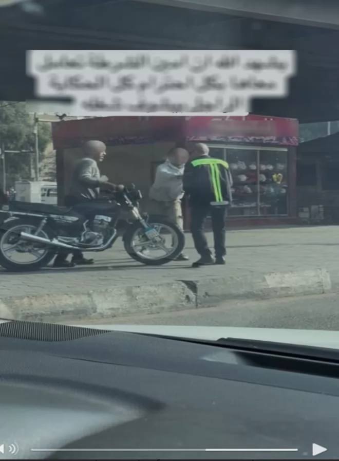 بسبب السير فوق الرصيف..الداخلية تضبط المعتدين على فرد مرور بجسر 