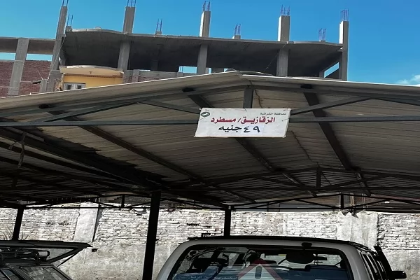 وضع ملصقات على سيارات الأجرة بتعريفة الركوب الجديدة بالشرقية