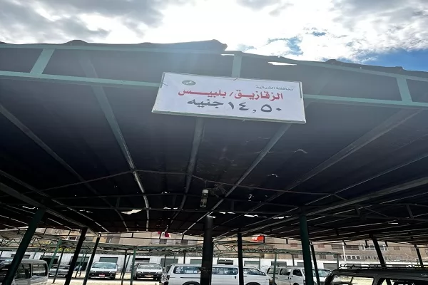 وضع ملصقات على سيارات الأجرة بتعريفة الركوب الجديدة بالشرقية