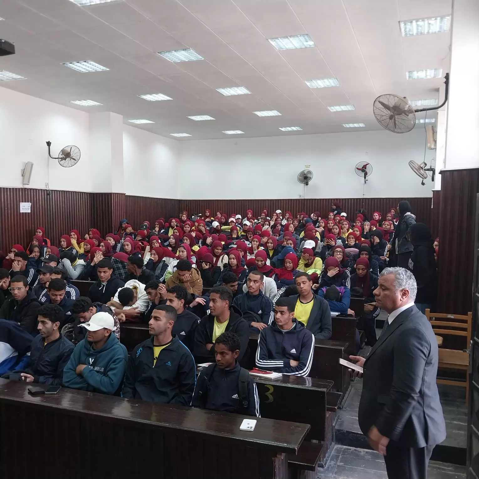 ندوات تثقيفية لتعزيز الفكر الوسطي بجامعة قناة السويس..صور