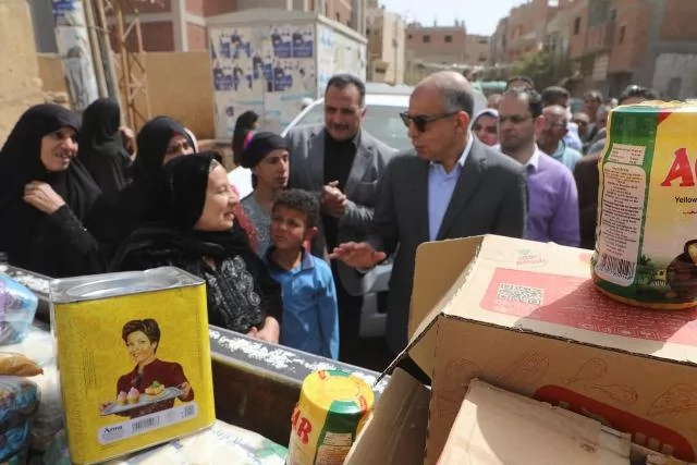 كدواني يتفقد مخزنًا لتعبئة السلع الغذائية بقرية بني عبيد