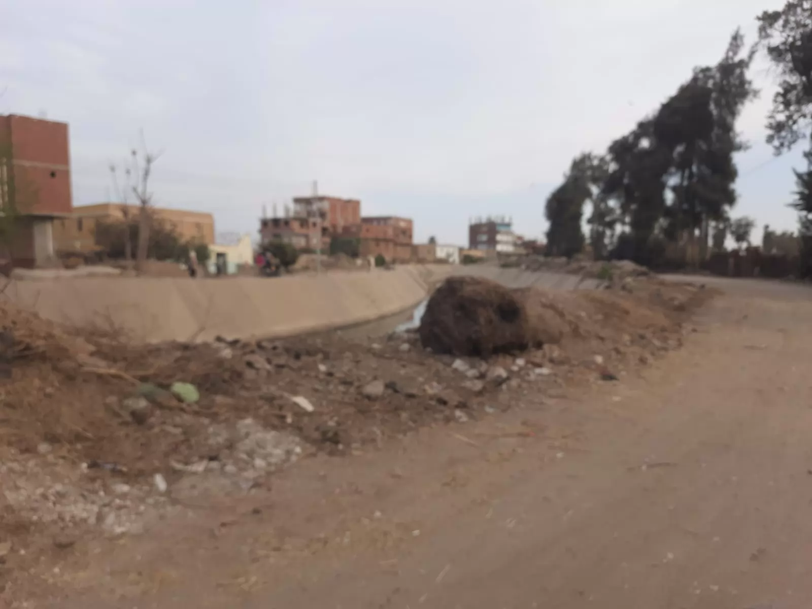 الإهمال يقتل الجمال..الأحجار وتلال التراب تطمس طرق عمومية بأشمون