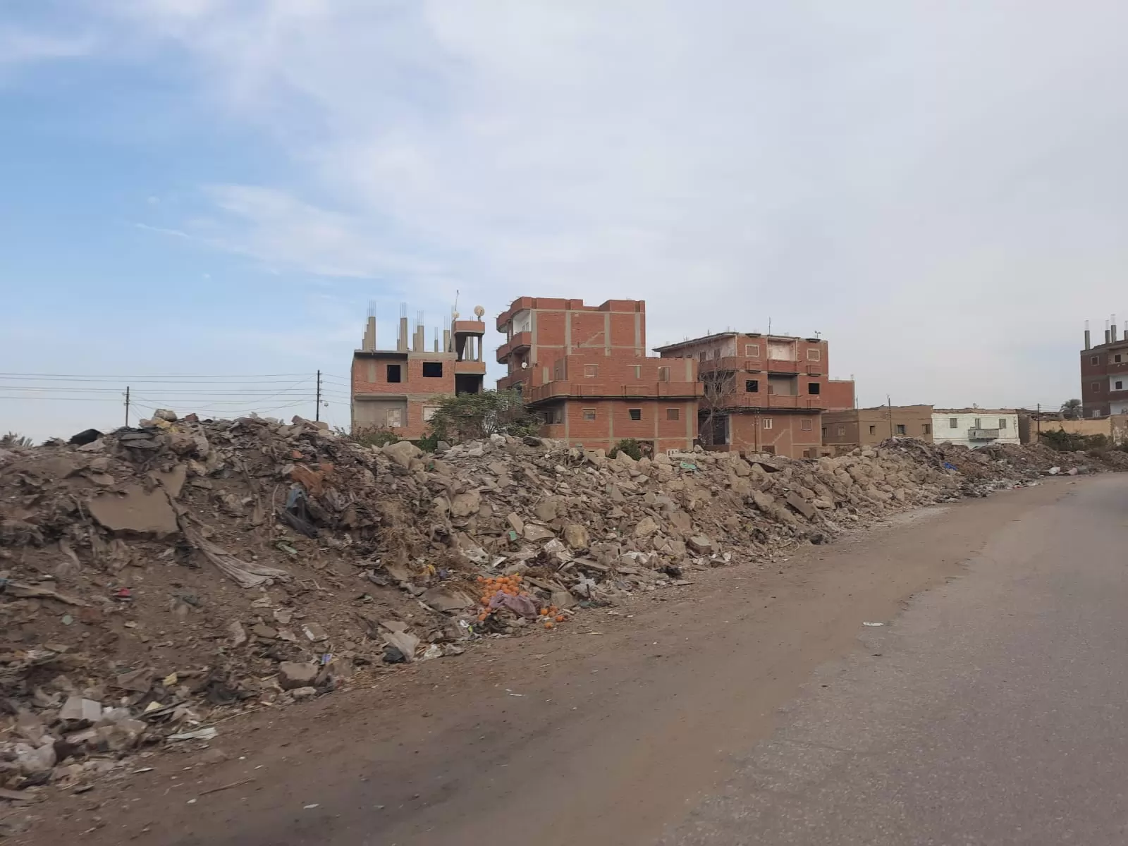 الإهمال يقتل الجمال..الأحجار وتلال التراب تطمس طرق عمومية بأشمون