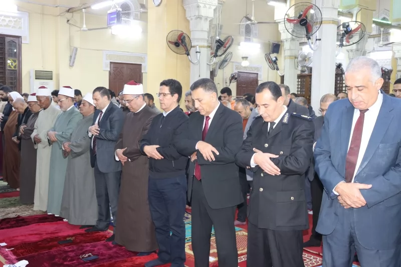 محافظ القليوبية يؤدي صلاة التراويح ويشهد احتفالية ليلة القدر