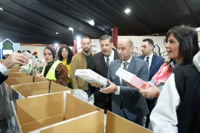 وزير العمل يشارك في تجهيز كراتين رمضان بمبادرة 