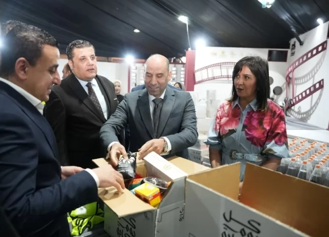 وزير العمل يشارك في تجهيز كراتين رمضان بمبادرة 