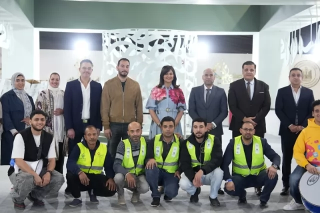 وزير العمل يشارك في تجهيز كراتين رمضان بمبادرة 