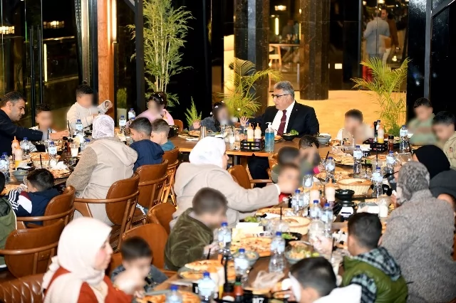 مرزوق يشارك أبناء مصر من الأيتام حفل الإفطار ويوزع عليهم الهدايا 