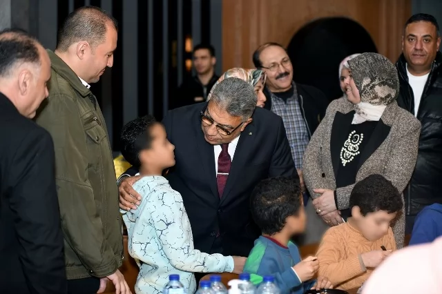 مرزوق يشارك أبناء مصر من الأيتام حفل الإفطار ويوزع عليهم الهدايا 
