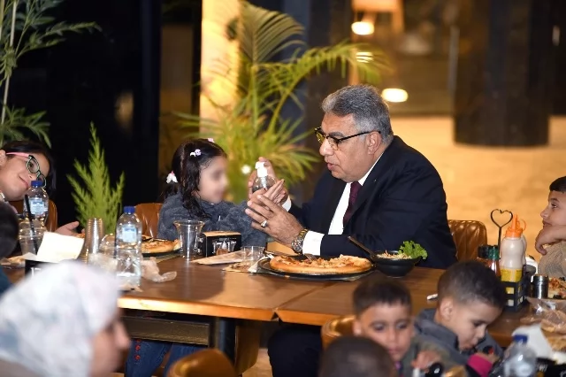 مرزوق يشارك أبناء مصر من الأيتام حفل الإفطار ويوزع عليهم الهدايا 
