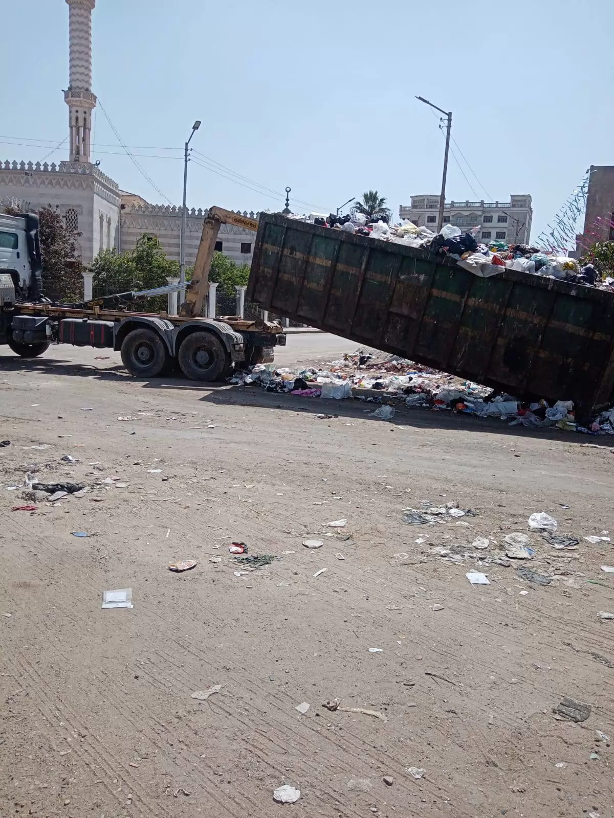 حملة نظافة مكبرة في شوارع حي ثان الإسماعيلية..صور