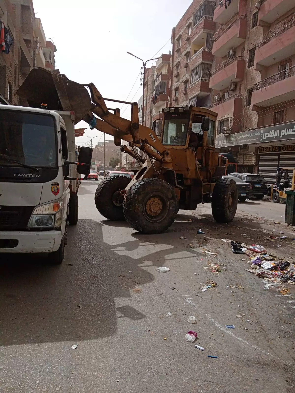 حملة نظافة مكبرة في شوارع حي ثان الإسماعيلية..صور